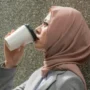 Kenapa Islam Melarang Minum Sambil Berdiri, Berikut Penjelasanya !