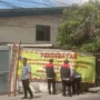 Bapenda dan Kejari Kota Cimahi memberikan peringatan terkait wajib pajak yang menunggak pembayaran melalui spanduk dan stiker besar. Jabar Ekspres/Cecep Herdi.