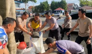 Bersih-Bersih Serentak, Polres Lampung Barat Peduli Lingkungan! Bersih-Bersih Serentak, Polres Lampung Barat Peduli Lingkungan!