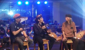 Budi Dalton duduk di kursi ke dua dari kiri, dalam acara Baduga Sumedang Ngendang 2023. (Jabar Ekspres/ Dedi Suhandi)