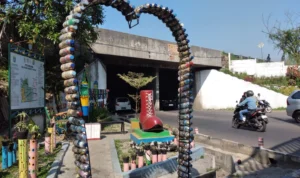 Menengok Patung Sepatu Cibaduyut Wetan, Netizen: Simbol Perlawanan Banjir di Terowongan Menengok Patung Sepatu Cibaduyut Wetan, Netizen : Simbol Perlawanan Banjir di Terowongan