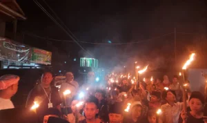 Dalam rangka memperingati Tahun Baru Islam 1445 Hijriah, masyarakat di Kebonpedes Sukabumi menggelar Pawai Obor. Jabar Ekspres/Riki Achmad.