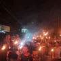 Dalam rangka memperingati Tahun Baru Islam 1445 Hijriah, masyarakat di Kebonpedes Sukabumi menggelar Pawai Obor. Jabar Ekspres/Riki Achmad.