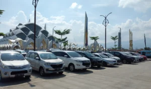 Deretan mobil yang parkir di halaman Masjid Raya Al Jabbar. Jabar Ekspres/Hendrik Muchlison.
