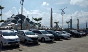 Dugaan getok tarif restribusi parkir di Masjid Al Jabbar sudah banyak diketahu masyarakat. Namun seperti terjadi pembiaran oleh pemerintah.