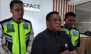 Bandara Husein Sastranegara Bandung Tetap Buka, Imbas Pemindahan ke Bandara Kertajati Executive General Manager PT Angkasa pura II Bandara Husein Sastranegara Bandung, R Indra Crisna Seputra saat menyampaikan operasional bandara terkait rencana pemindahan pada Oktober nanti, Rabu, 12 Juli 2023. Jabar Ekspres/Hendrik Muchlison.