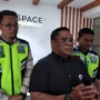 Executive General Manager PT Angkasa pura II Bandara Husein Sastranegara Bandung, R Indra Crisna Seputra saat menyampaikan operasional bandara terkait rencana pemindahan pada Oktober nanti, Rabu, 12 Juli 2023. Jabar Ekspres/Hendrik Muchlison.