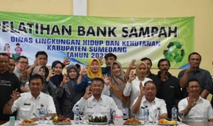Demi Ciptakan Lingkungan Sehat, DLHK Kabupaten Sumedang Fasilitasi 26 Kecamatan Melalui Pembentukan Bank Sampah Foto bersama Wabup Erwan Setiawan, Kepala Dinas LHK dan Jajaran serta pesera pelatihan, di Aula Kantor Dinas LHK Sumedang. Rabu, 12 Juli 2023. Jabar Ekspres/Dedi Suhandi.