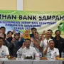 Foto bersama Wabup Erwan Setiawan, Kepala Dinas LHK dan Jajaran serta pesera pelatihan, di Aula Kantor Dinas LHK Sumedang. Rabu, 12 Juli 2023. Jabar Ekspres/Dedi Suhandi.
