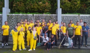 Foto bersama, anggota Polsek Sumedang Selatan dalam giat korve peduli lingkungan di taman bunderan binokasih, Kamis, 13 Juli 2023. Jabar Ekspres/Dedi Suhandi.