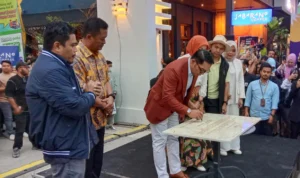 Gubernur Ridwan Kamil berharap dibukanya Pasar Kreatif Jawa Barat menjadikan Provinsi tersebut sebgaai tuan rumah di negara sendiri. Jabar Ekspres/Sandi Nugraha.
