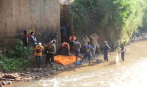 Geger! Penemuan Mayat Tertutup Karung di Kolong Jembatan Sumedang Selatan, Inafis Lakukan Penanganan / Dedi Suhandi