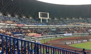 Dok. Ribuan Bobotoh di Tribun Utara GBLA Saat lakukan aksi tinggalkan stadion dalam pertandingan Persib vs Madura united. Minggu (2/7). Foto. Sandi Nugraha.