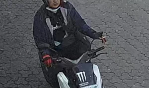Dua orang pengendara motor yang diduga pelaku pencurian di parkiran khusus karyawan BPR KS terekam CCTV/ Tangkap Layar