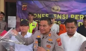 AK (36) elaku pemerasan dan perusakan fasilitas bengkel bubut, berjalan terpincang usai diberi timah panas akibat melawan Polisi saat hendak diamankan.