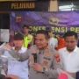 Belum 24 Jam, Pelaku Pemerasan di Bandung Berhasil Ditangkap, Polisi 'Hadiahi' Timah Panas AK (36) elaku pemerasan dan perusakan fasilitas bengkel bubut, berjalan terpincang usai diberi timah panas akibat melawan Polisi saat hendak diamankan.