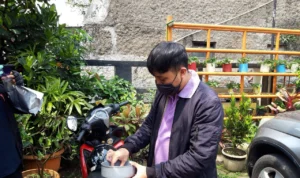 Sub Koordinator Pengendalian Pencemaran Kerusakan Lingkungan, Dinas Lingkungan Hidup (DLH) Kota Cimahi, Lucky Sugih Maulidin saat menguji kualitas udara dengan metode passive sampler.