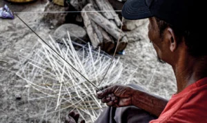 Perajin di Desa Singajaya, Kecamatan Cihampelas, Kabupten Bandung Barat, tengah membuat layang-layang. Sabtu (8/23). Foto: Jabarekspres