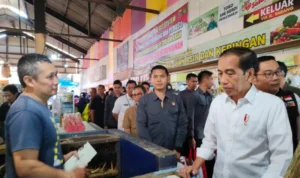Kunjungi Pasar Cihapit Bandung, Presiden Jokowi Berikan BLT dan Cek Harga Pangan