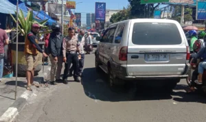 Pemeriksaan TKP laka lantas oleh jajaran Kepolisian di Jalan Ahmad Yani. (Kanit Gakkum Polrestabes Bandung, Iput Arif Saepul Haris for Jabar Ekspres)