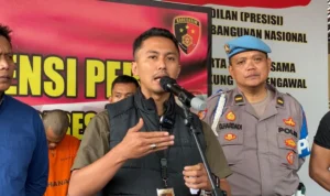 Komplotan Begal ini Lacak Kreditur Macet Melalui Aplikasi Smartphone Kasat Reskrim Polres Cimahi AKP Luthfi Olot Gigantara membeberkan modus operandi pelaku perampasan motor nasabah oleh begal yang menyamar sebagai debt collector.