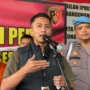 Kasat Reskrim Polres Cimahi AKP Luthfi Olot Gigantara membeberkan modus operandi pelaku perampasan motor nasabah oleh begal yang menyamar sebagai debt collector.