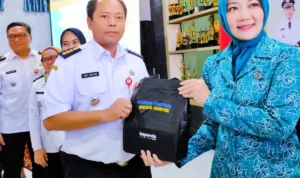 Camat Cimahi Tengah Asep Bachtiar secara simbolis menerima bingkisan dari Ketua PKK Provinsi Jawa Barat Attalia Praratya. (Foto Istimewa)