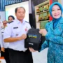 Kelurahan Setiamanah Lolos Lomba Gagah Bencana Tingkat Provinsi Camat Cimahi Tengah Asep Bachtiar secara simbolis menerima bingkisan dari Ketua PKK Provinsi Jawa Barat Attalia Praratya. (Foto Istimewa)