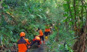 Caption: BPBD Kota Sukabumi Bersihkan aliran sungai di wilayah Rw09 Kelurahan Cikondang Kota Sukabumi / Riki JE