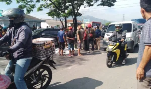 BREAKING NEWS: Laka Lantas di Jalan Raya Garut-Bandung, Satu Korban Meninggal Diduga Terlindas Truk Brimob Laka Lantas di Jalan Raya Garut-Bandung, Satu Korban Meninggal Diduga Terlindas Truk Brimob / Bas