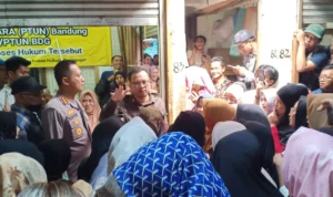 Kapolresta Bandung Kombes Pol Kusworo Bersama Kepala Disdagin Kabupaten Bandung Dicky Anugrah saat sedang berdialog dan audiensi dengan pedagang di Pasar Banjaran, Sabtu (15/7/2023). Foto Agi Jabarekspres