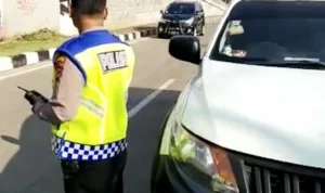 Detik-detik petugas mendatangi lokasi kejadian pengemudi yang wafat didalam mobil di Jalan Sholeh Iskandar, Kota Bogor. (Yudha Prananda / Tangkapan Layar)