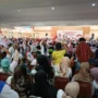 Ribuan buruh berkumpul di Cimahi Convention Hall (CHH) mendeklarasikan diri menjadi 'Relawan Buruh Sahabat Ganjar'. / Cecep Herdi