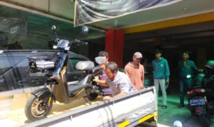 Sepeda listrik United SE (di atas mobil bak) siap dikirim ke alamat pembeli, Selasa 18 Juli 2023. (JE/ dedi suhandi)