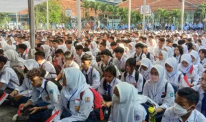 Pemerhati Pendidikan Soroti Kasus Ribuan Calon Siswa Didiskualifikasi, Nilai Pemerintah Tak Transparan Ist. Ribuan Siswa di SMKN 12 Bandung saat mengikuti MPLS usai melakukan pendaftaran PPDB. Foto. Sandi Nugraha.