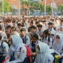 Ist. Ribuan Siswa di SMKN 12 Bandung saat mengikuti MPLS usai melakukan pendaftaran PPDB. Foto. Sandi Nugraha.