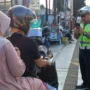Petugas kepolisian saat menilang pengendara sepeda motor menggunakan ETLE, Sumber: Istimewa.