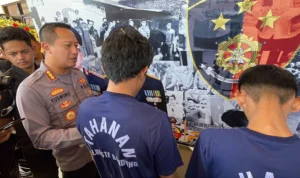 Kapolresta Bandung Kombes Pol Kusworo Wibowo saat menanyai kedua Pelaku Hendri (37) dan Budi (24) atas pembunuhan Egy (28) Supir Taksi Online di Mapolresta Bandung, Selasa (18/7/2023). Foto Agi Jabarekspres
