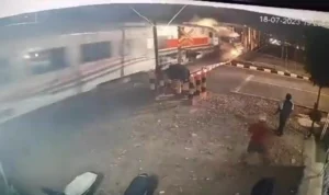 Evakuasi Lokomotif Brantas Selesai, PT KAI Pastikan Jalur Kereta Api di Semarang Sudah Bisa Dilalui. Tangkap layar CCTV.