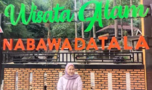 penjaga Hindun Farida (27) di depan gerbang Objek Wisata Nabawadatala, Sabtu 22 Juli 2023. (JE/ Dedi Suhandi)