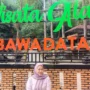 penjaga Hindun Farida (27) di depan gerbang Objek Wisata Nabawadatala, Sabtu 22 Juli 2023. (JE/ Dedi Suhandi)