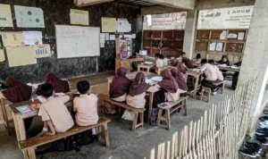 Potret Pendidikan di Pelosok Bandung Barat, Bangunan Tanpa Dinding, Siswa Belajar Seadanya Situasi sekolah di SD IT Permata, Kampung Pangheotan, Desa Mandalamukti, Kabupaten Bandung Barat. Sabtu (22/7/2023). Foto: Jabarekspres