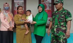 Demi Penuhi Asupan Gizi, Koramil Conggeang Bagikan Sembako pada 9 Anak Kena Stunting di Sumedang Pemberian Bantuan Sembako kepada anak terkena stunting di Sumedang, Senin 24 Juli 2023. (Jabar Ekspres/Dedi Suhandi)
