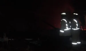 Proses pemadaman api terhadap rumah yang mengalami kebakaran di Kampung Pacing RT 002 RW 003, Kecamatan Cireughas, Kabupaten Sukabumi, Jawa Barat. (Istimewa)
