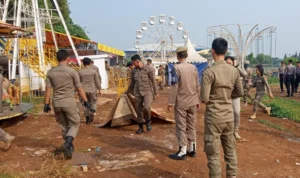 Bandel! Langgar Perda, Satpol PP Bongkar Komedi putar di Stadion Pakansari Petugas Satpol PP saat membongkar komedi putar di Area stadion Pakansari. Foto : Dok Pol PP