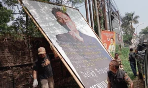 Petugas Satpol PP Kabupaten Bandung Barat saat menertibkan ratusan baliho liar dan tak berizin. Selasa (25/23). Foto: Jabarekspres