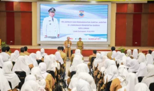 Pj Wali Kota Cimahi Dikdik S Nugrahawan saat melantik ratusan pejabat di Lingkup Pemkot Cimahi.