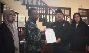 Tim Panwascam Bogor Selatan saat menyerahkan laporan kepada Bawaslu Kota Bogor. (Yudha Prananda / Jabar Ekspres)
