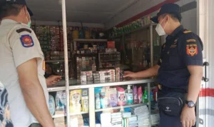 Petugas Satpol PP dan Bea Cukai berhasil menyita puluhan ribu batang roko tanpa pita cukai di Kabupaten Bandung Barat. Selasa 25/23). Foto: Istimewa
