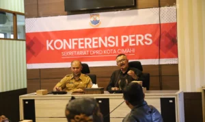 Sekwan DPRD Cimahi H Totong Solehudin (kiri) mendampingi anggota DPRD Kota Cimahi fraksi Partai PPP Edi Sofyan jumpa pers Selasa (25/7), terkait warga yang keracunan nasi kotak dalam reses di Padasuka, Sabtu (22/7). (foto Istimewa)